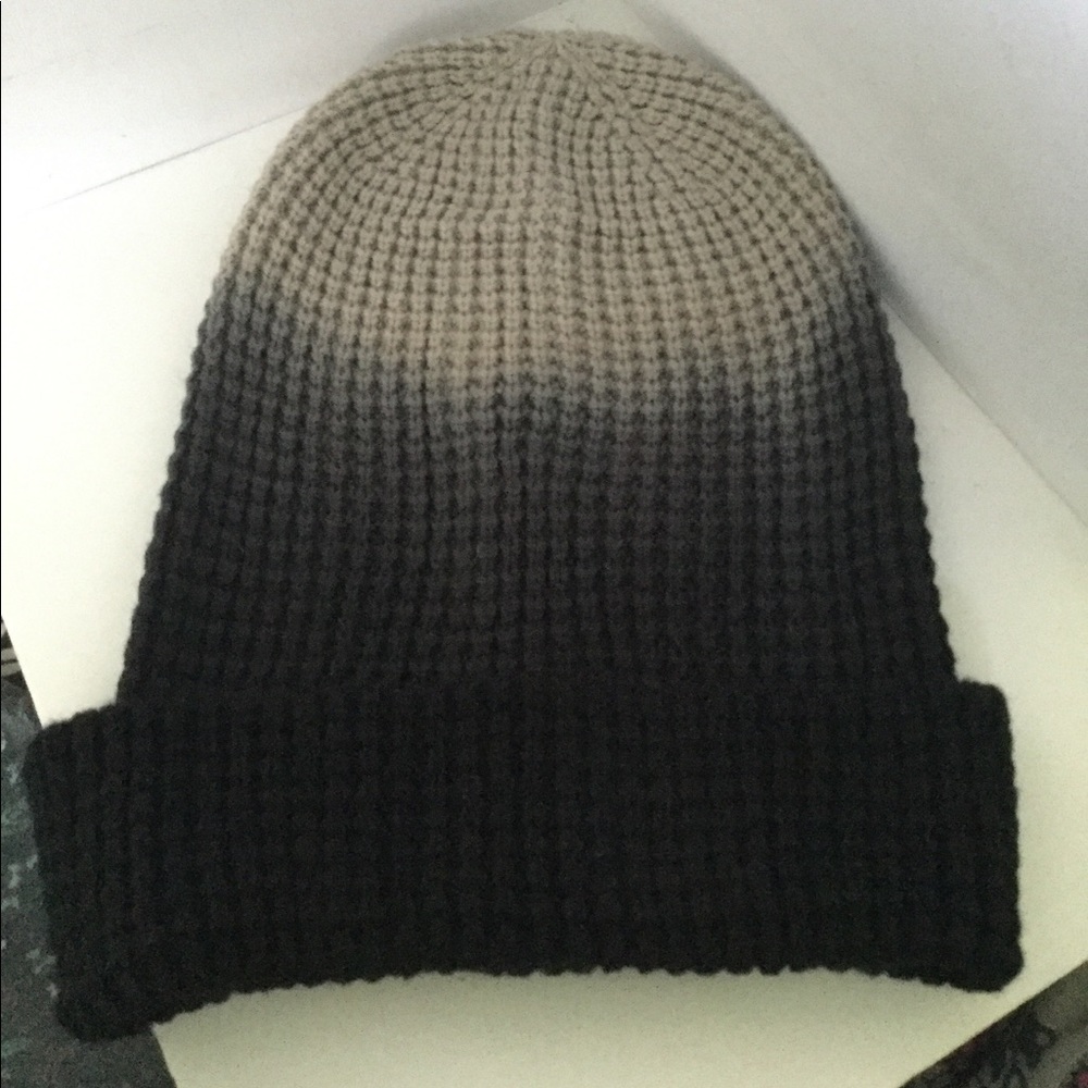 NWOT Black/Gray Ombré Knitted Beanie, Spen…